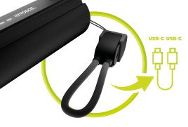 Kompaktní PowerBanka PB7 5000 mAh s baterkou a USB-C kabelem